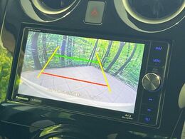 【バックカメラ】駐車時に後方がリアルタイム映像で確認できます。大型商業施設や立体駐車場での駐車時や、夜間のバック時に大活躍！運転スキルに関わらず、今や必須となった装備のひとつです！