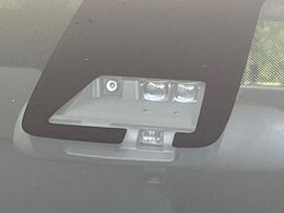 【プリクラッシュセーフティ】前方の車両等を検知し、衝突しそうな時は警報で注意を促し、ブレーキを踏む力をサポート。ブレーキを踏めなかった場合は衝突被害軽減ブレーキが作動、衝突回避をサポートします。