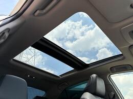 大人気メーカーオプションのパノラマムーンルーフ装備☆高級車やSUV車など幅広く好まれるメーカーオプション装備の一つ☆車内に自然光の明るさを取り入れることができ、とても暖かく春先などには重宝します☆