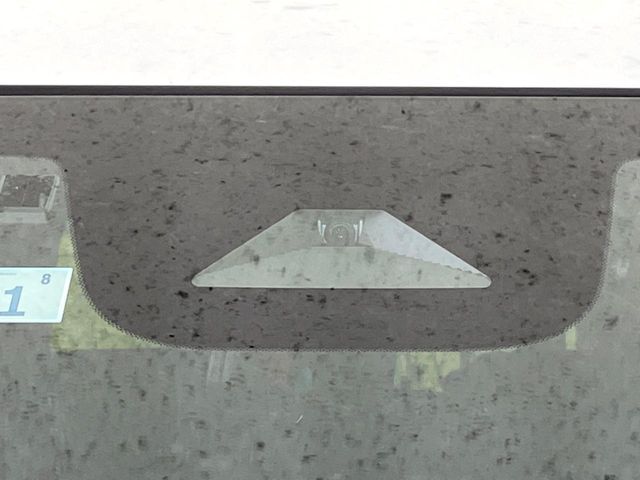 【ホンダセンシング】走行中に前方の車両等を認識し、衝突しそうな時は警報とブレーキで衝突回避と被害軽減をアシスト。より安全にドライブをお楽しみいただけます。