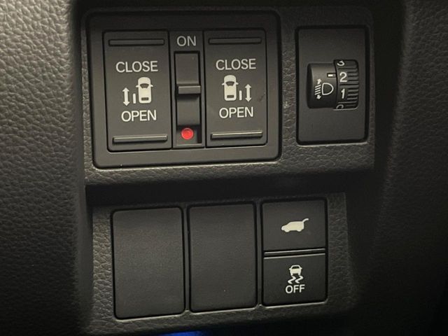 【両側パワースライドドア】スマートキーや運転席のスイッチで後席両側スライドドアの開閉が可能♪電動だから力を入れてドアを開ける必要が無く、小さなお子様でも簡単に開け閉めでき快適です♪