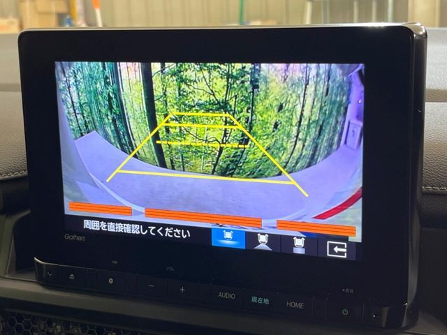 【バックカメラ】駐車時に後方がリアルタイム映像で確認できます。大型商業施設や立体駐車場での駐車時や、夜間のバック時に大活躍！運転スキルに関わらず、今や必須となった装備のひとつです！