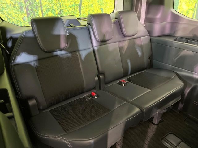 3列目シートはもちろん状態良好☆大人でもゆったりと座って頂けますので、大人数でのお出かけもラクラクです♪ご家族で、気の知れた仲間で、ドライブに行くのが楽しみですね♪