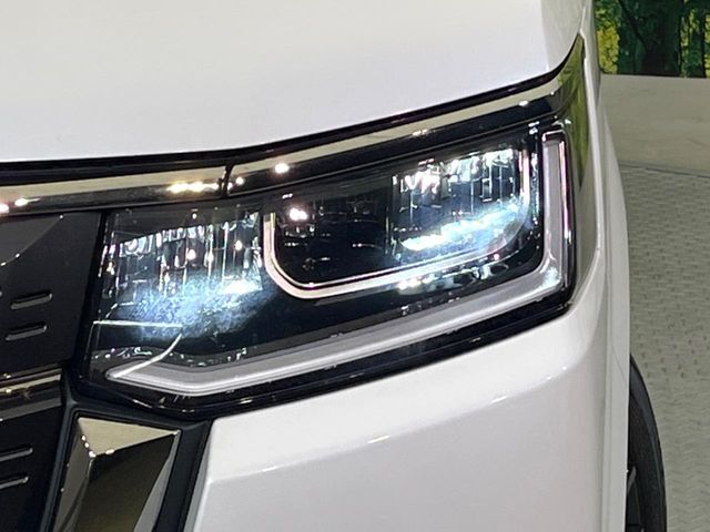 【LEDヘッドライト】悪天候や夜間走行時も良好な視界を確保し安心して運転できる高輝度LEDヘッドライトを装備！点灯速度が早く、消費電力も抑えられています。