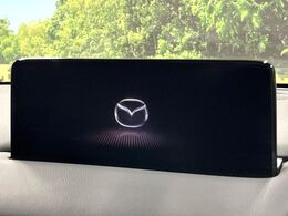 【10.25インチマツダコネクト】車内の雰囲気にマッチした大型ディスプレイ。スマホ接続でのナビ使用やBluetooth再生等、様々な機能が楽しめます。直感的なダイヤル操作が可能で、使い勝手も良好です。