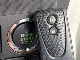 【キーフリーシステム】カバンやポケットに入れたままでもドアの施錠・解錠が可能なスマートキーを装備。エンジンのオン・オフ時もカギを取り出す必要が無いからとっても便利です♪