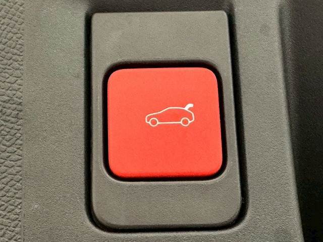 高級車にはお馴染みの【電動リアゲート】搭載。