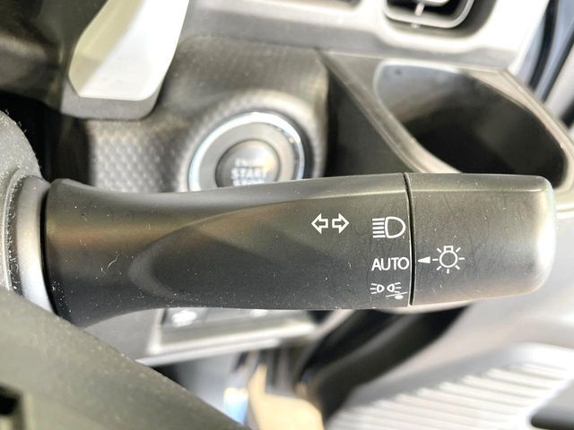 【オートライト】周りの明るさに応じて自動でヘッドライトの点灯・消灯ができる機能です！ライトの付け忘れ・消し忘れなどが無くなり、雨の日や夕方の走行も安心！トンネル通過時も便利ですね♪