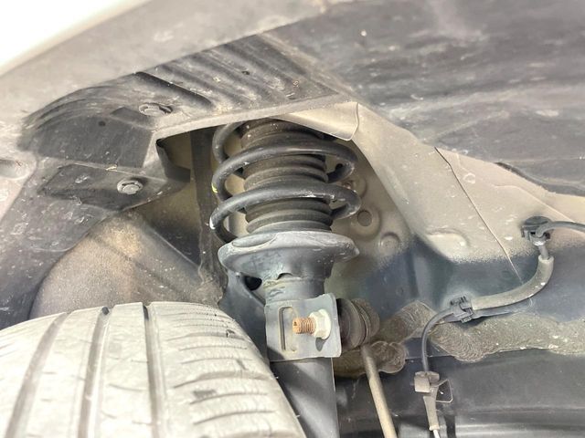 お車を安心してお乗りいただく為には、足回りの定期点検が欠かせません。サービスサポート（有償保証）では無料点検もご提供しており、安心のカーライフをお過ごしいただけるサポート体制が整っています。