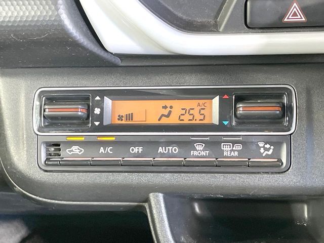 【オートエアコン】一度お好みの温度に設定すれば、車内の温度を検知し風量や温度を自動で調整。暑い…寒い…と何度もスイッチ操作をする必要はありません。快適な車内空間には必須の機能ですね♪