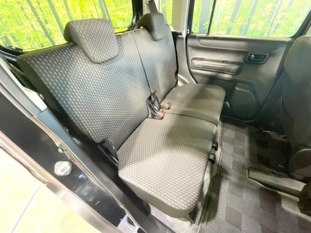 後部座席も気になるようなキズ・汚れやへたり等、大きなダメージはなく、良好な状態です。