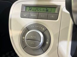 【オートエアコン】一度お好みの温度に設定すれば、車内の温度を検知し風量や温度を自動で調整。暑い…寒い…と何度もスイッチ操作をする必要はありません。快適な車内空間には必須の機能ですね♪