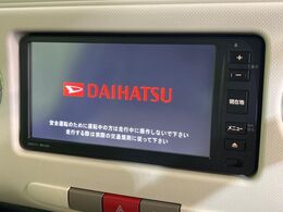 【純正ナビ】人気の純正ナビを装備しております。ナビの使いやすさはもちろん、オーディオ機能も充実！キャンプや旅行はもちろん、通勤や買い物など普段のドライブも楽しくなるはず♪