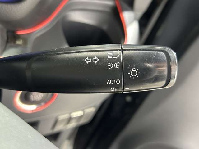 【オートライトシステム】 車外の環境に合わせてライトを点灯します☆トンネル入り口では瞬時に点灯するなど、点灯、消灯を車外の明るさに応じて行います！！！