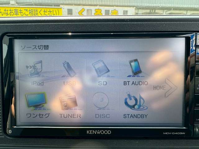 TV付きの車となっております。ドライブの合間の休憩中に気になる番組を見ることができます。