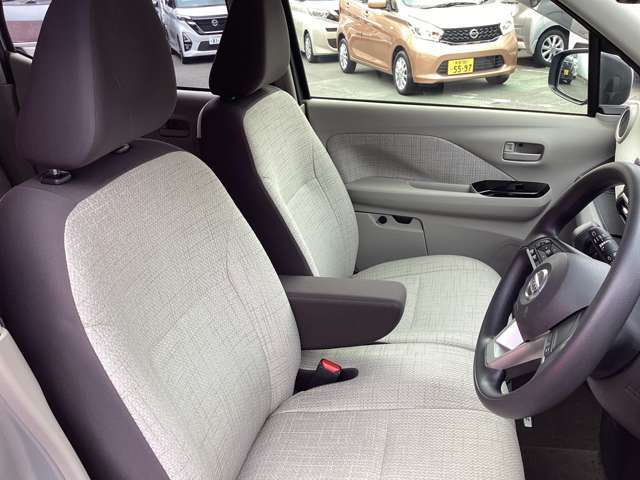 運転席のひじ掛けは安心して肘を預けることができ、運転中の緊張を和らげます。