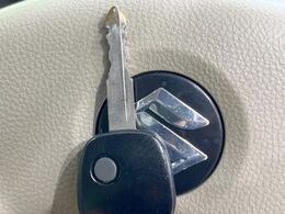 【キーレス】少し離れた場所からでもボタン一つでドアの開錠・施錠ができるのでとっても便利！ドアの鍵穴周りに傷をつけることもありません♪