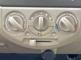 寒い冬も暑い夏も全席に快適な空調を届けてくれる、ダイヤル式エアコンを装備♪