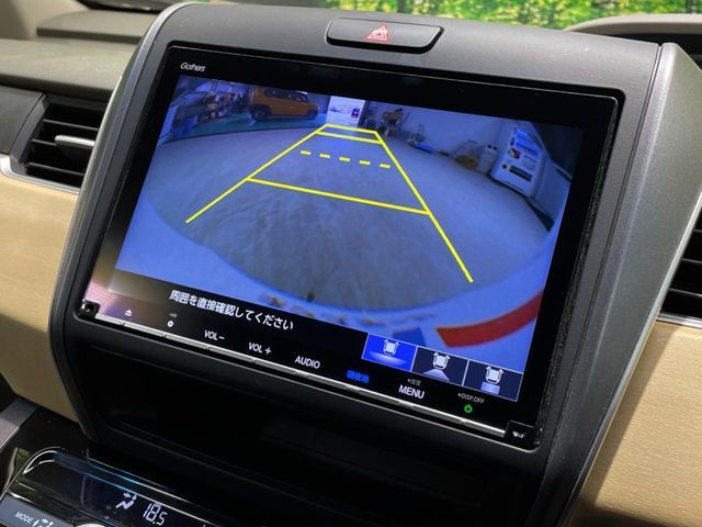 【バックカメラ】駐車時に後方がリアルタイム映像で確認できます。大型商業施設や立体駐車場での駐車時や、夜間のバック時に大活躍！運転スキルに関わらず、今や必須となった装備のひとつです！