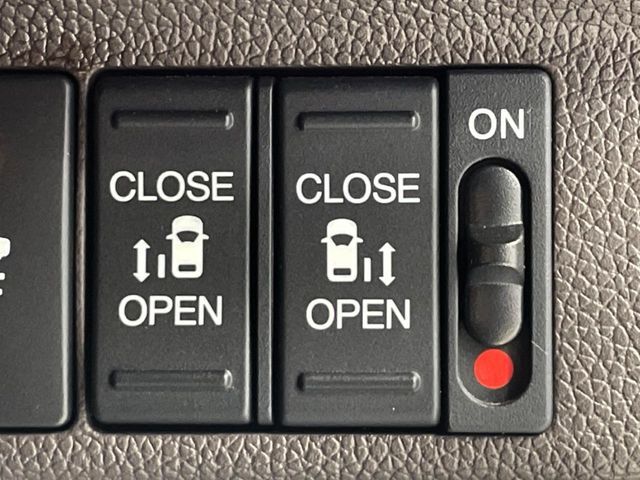 【両側パワースライドドア】スマートキーや運転席のスイッチで後席両側スライドドアの開閉が可能♪電動だから力を入れてドアを開ける必要が無く、小さなお子様でも簡単に開け閉めでき快適です♪