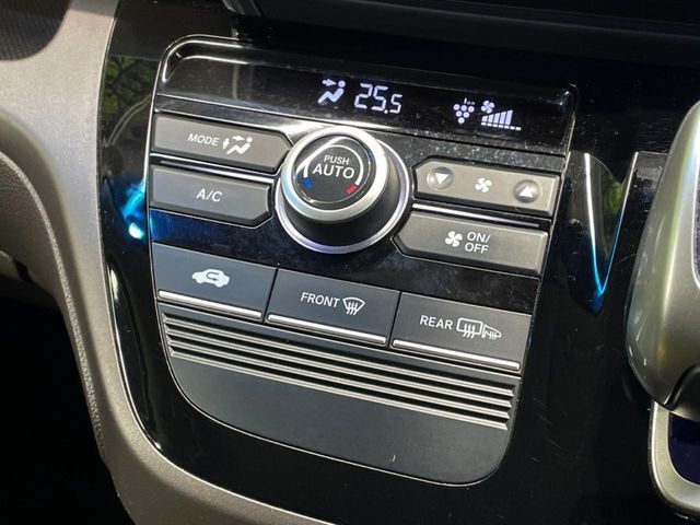 【オートエアコン】一度お好みの温度に設定すれば、車内の温度を検知し風量や温度を自動で調整。暑い…寒い…と何度もスイッチ操作をする必要はありません。快適な車内空間には必須の機能ですね♪