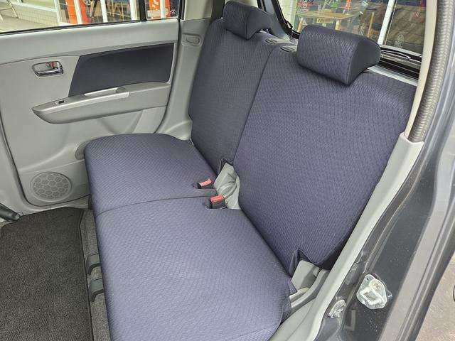 後部座席も余裕の広さ。大人二人が乗っても窮屈感はありません！チャイルドシート等の使用時もリラックスしてお過ごしいただける十分なスペースを確保しております！