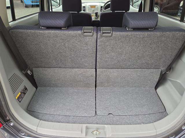 コンパクトながら普段のお買い物や通勤、送迎等に十分なスペースを確保しております！4人乗車時もしっかり荷物が積めそうですね！