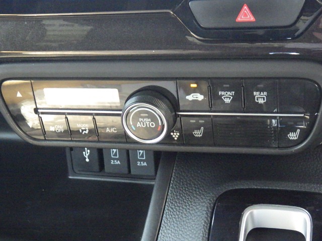 ★プラズマクラスター搭載オートエアコン★ イオンを放出して、空気浄化や脱臭など嬉しい効果を生んでくれるエアコンです（*＾ー＾*）車内の空気も温度も快適にします♪