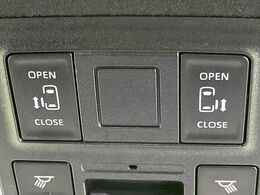 【両側パワースライドドア】スマートキーや運転席のスイッチで後席両側スライドドアの開閉が可能♪電動だから力を入れてドアを開ける必要が無く、小さなお子様でも簡単に開け閉めでき快適です♪