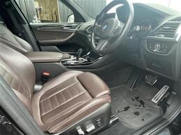 LIBERALAでは多種多様の車種をご用意させていただいております。お客様がご納得いくまで、そのお車の持つ特性を五感すべてで感じ取っていただける場をご提供します。