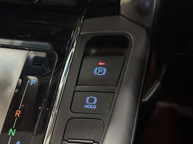 【電動パーキングブレーキ＆ブレーキホールド】 スイッチを入れると、信号待ち等で停車時、ブレーキを離しても自動でブレーキが効いた状態になり、指先の簡単操作でパーキングブレーキの作動や解除が可能です！！！