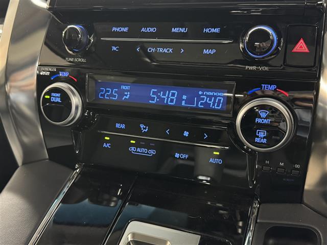 【左右独立オートエアコン】左右独立型、いわゆるデュアルエアコンです。運転席と助手席でそれぞれお好みの温度を設定可能です。
