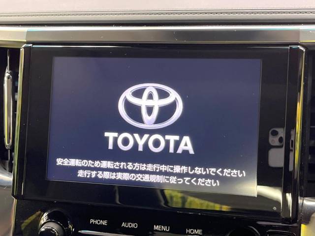 【純正9型ナビ】人気の純正ナビを装備しております。ナビの使いやすさはもちろん、オーディオ機能も充実！キャンプや旅行はもちろん、通勤や買い物など普段のドライブも楽しくなるはず♪