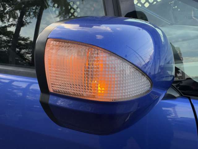 ミラーウィンカーがついておりますのでドレスアップ効果はもちろんの事、対向車からの視認性を向上させる役割もございます♪右折・左折する際に歩行者などにも見え危険を知らせることができ安全性も高くなりますね♪