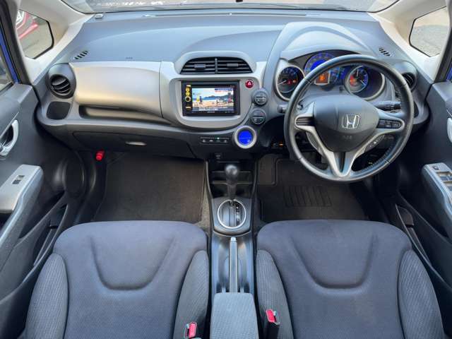 車内はご覧の通り清潔感のある室内でございます♪スイッチ類などもシンプルな操作のしやすいものですので機械が苦手な方でも安心ですね♪もちろん禁煙車なので煙草の匂いや焦げ跡はございません♪