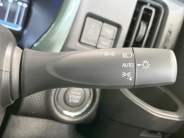 【オートライト】周りの明るさに応じて自動でヘッドライトの点灯・消灯ができる機能です！ライトの付け忘れ・消し忘れなどが無くなり、雨の日や夕方の走行も安心！トンネル通過時も便利ですね♪