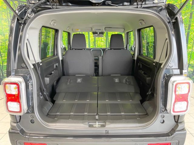 後席を格納すると、これだけの広さが！シーンに合わせたシートアレンジで、大きな荷物も積むことが出来ます♪