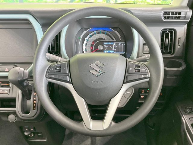 インテリアに合わせたデザインのステアリングは、運転される方のことも考え、運転しやすい形状、大きさです。是非一度、実際に触ってお確かめください。