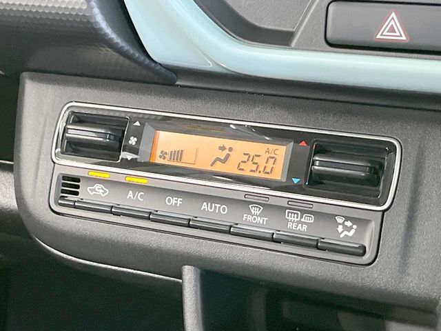 【オートエアコン】一度お好みの温度に設定すれば、車内の温度を検知し風量や温度を自動で調整。暑い…寒い…と何度もスイッチ操作をする必要はありません。快適な車内空間には必須の機能ですね♪