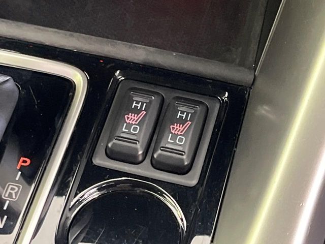【シートヒーター】寒い日に重宝するシートヒーター！エアコンより早く温まってくれるので寒がりの人も安心ですね♪エアコンの温風は乾燥するから苦手、という方にもをおすすめです。