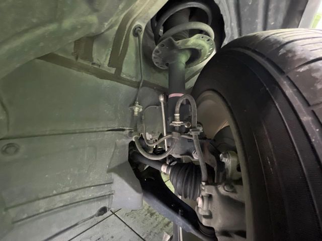 お車を安心してお乗りいただく為には、足回りの定期点検が欠かせません。サービスサポート（有償保証）では無料点検もご提供しており、安心のカーライフをお過ごしいただけるサポート体制が整っています。