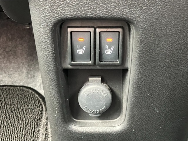 冷えが気になる方にもうれしい、運転席＆助手席シートヒーター。