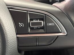 【クルーズコントロール】高速道路もラクラク走行。アクセルを離しても一定速度で走行ができ、長距離運転時の負担を軽減！加速・減速も簡単なスイッチ操作で調整できます。