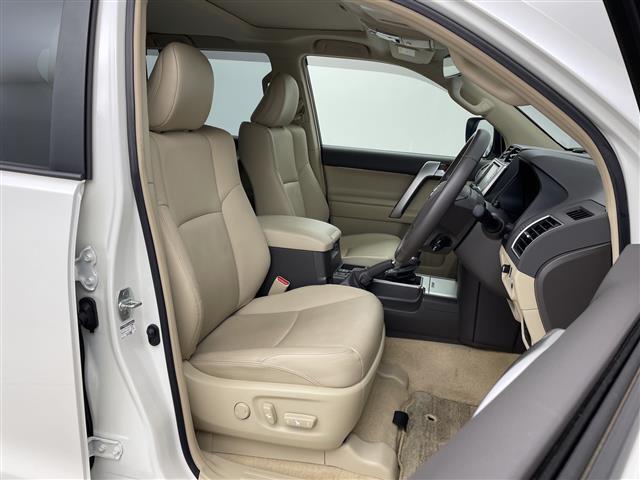 【運転席】座り心地が良いシートなので長時間の運転でも快適にお過ごしいただけます。新品のフロアマットのご注文も可能です。掲載箇所以外にご希望の写真がございましたらお気軽にお問い合わせ下さい。