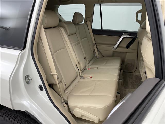 【後部座席】後席もゆったりドライブを楽しめます。ガリバーでご購入いただきましたら、内外装はプロこだわりのクリーニングで清潔なおクルマでご納車させていただきます！店舗での現車確認も承っています！