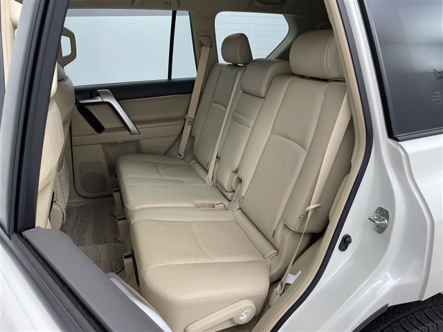 【後部座席】後席もゆったりドライブを楽しめます。ガリバーでご購入いただきましたら、内外装はプロこだわりのクリーニングで清潔なおクルマでご納車させていただきます！店舗での現車確認も承っています！