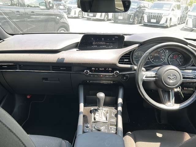 【インパネ全体】全方位で視界が広く、高い目線で運転もしやすいです！