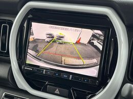【バックカメラ】駐車時に後方がリアルタイム映像で確認できます。大型商業施設や立体駐車場での駐車時や、夜間のバック時に大活躍！運転スキルに関わらず、今や必須となった装備のひとつです！