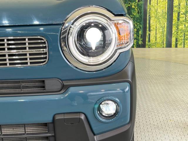 【LEDヘッドライト】悪天候や夜間走行時も良好な視界を確保し安心して運転できる高輝度LEDヘッドライトを装備！点灯速度が早く、消費電力も抑えられています。