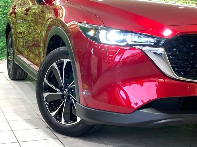 【LEDヘッドライト】悪天候や夜間走行時も良好な視界を確保し安心して運転できる高輝度LEDヘッドライトを装備！点灯速度が早く、消費電力も抑えられています。